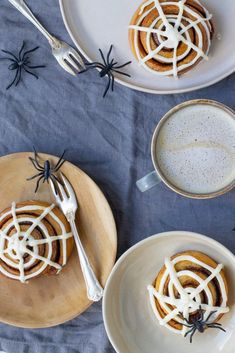 kanelsnegle Food Humor, Cinnamon Rolls, Fall Halloween, Cinnamon, Decorative Plates, Rolls, Dessert, Snacks, Halloween