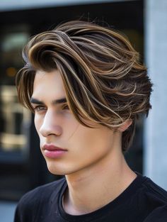 This style is characterized by warm, sun-kissed highlights that give depth and dimension to the flow hairstyle. It’s perfect for summer or early fall, great for creating a vibrant, youthful look that shines in natural light. Men With Highlights, Men Highlights Hair, Men's Hair Styles, Mens Highlights, Hairstyle Men, Viking Hair