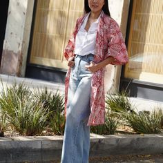 Cette robe kimono en batik est fabriqué à partir de tissu de coton blanc qui est ensuite estampé et teint à la main en utilisant une technique de cire et de teinture batik vieille de 700 ans. Le tissu batik est également ensuite cuit au soleil.



 Cette robe kimono en batik est conçue à Manhattan Beach, en Californie et fabriquée à la main par des artisans de Java, en Indonésie.

 Veuillez vous attendre à une certaine variation de couleur en raison de la teinture à la main et du processus de séchage au soleil.

 Ce motif batik s'appelle Leafy Paradise

 Taille : taille unique. Jusqu'à 48" au niveau de la poitrine et des hanches et 41" de longueur.

 Fabriqué avec un tissu 100 % coton généralement utilisé pour la méthode batik dessinée à la main.

 Deux poches latérales

 Fermeture à noue Cottagecore Outfit Ideas, Winter Casual Style, Silk Scarf Tying, Cottagecore Outfit, Flower Kimono, Getaway Outfit, Bohemian Kimono, How To Wear A Scarf, Batik Pattern