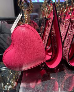 Pretty Pink Princess, Luxury Bags Collection, Handbag Essentials, Girly Bags, Dope Hairstyles, Boyfriend Humor, Girly Accessories, Fancy Bags, Bag Collection