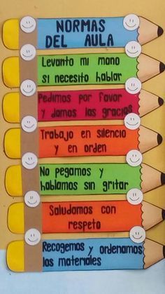 a group of pencils that are on top of a bulletin board with spanish words