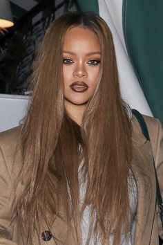 brown hair brown makeup Rihanna Hair Color, Rhianna Hairstyles, Rihanna Blonde, Pelo Color Vino, Summer Cowgirl, Honey Brown Hair, Cowgirl Aesthetic