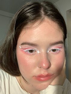 maquillaje de ojos en tonos de rosa, con delineado blanco grafico y pestañas blancas (principiante) White Makeup Aesthetic, Pink White Makeup, Pink And White Makeup, Makeup Rosa, Pink Eyeliner, Doll Eye Makeup, Graphic Makeup, Lip Makeup Tutorial, Graphic Eyeliner