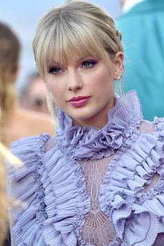 an image of taylor swift at the 2013 vmas red carpet wearing a purple dress