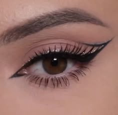 Cat Eye Eyeliner Tutorial, Maquillage Halloween Simple, Eyeliner Guide, Cat Eye Eyeliner, Dramatic Eyeliner, Maquillage Yeux Cut Crease, Eyeliner For Beginners, Prom Eye Makeup, Learn Makeup