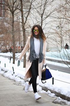 New York Freezing Fashion Week - FASHIONVIBE Winter Mode, Grey Coat, Cute Winter Outfits, Fashion People, High Fashion Street Style