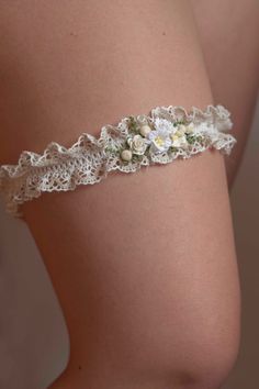 Elevate your wedding ensemble with this Bridal Garter in Beige, Ivory & White, a delicate and romantic accessory designed for the bride who loves timeless elegance. This garter combines soft shades of beige, ivory, and white, creating a stunning flower garter that perfectly complements both romantic and rustic wedding themes. Its neutral tones make it a versatile piece that blends seamlessly with any bridal gown, adding a subtle yet charming touch to your special day. Each garter is handcrafted Bride Garter Lace, Unique Garters Bridal, Wedding Leg Band, Green Bridal Garter, Wedding Thigh Garter, Wedding Garter Belt, Wedding Guarder, Delicate Fitted Cream Lace, Fitted Delicate Cream Lace