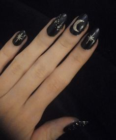 Whimsical Acrylic Nails, Dark Whimsigoth Aesthetic, Goth Grunge Nails, Vamp Nails Aesthetic, Goth Glitter Nails, Goth Nail Inspo Short, Nail Art Real Nails, Whimsical Goth Nails, Grunge Halloween Nails