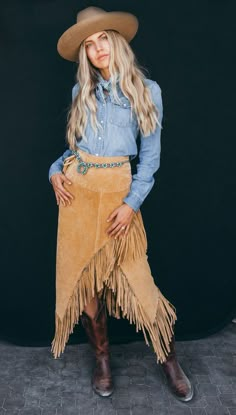 Skirt, Long Suede Leather with Fringe L659 – Memphis Grand® Skirt With Fringe, Suede Fringe Skirt, Cowboy Chic, Look Boho Chic, Wilde Westen, Looks Country, Fringe Fashion, Western Style Outfits, Rodeo Outfits