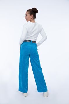 The bootcut pants made of super soft, stretchy velvet corduroy captivates alone by its beautiful azure blue. With a high waistband, long leg and wide leg course, the corduroy pants are not only extremely comfortable, but also conjures up a wonderful figure. The cut is figure-hugging around the hips and then transitions into a loose bootcut. The corduroy pants have side pockets and large sewn on back pockets . Closed the pants with side zipper. Kate wears size 36, she is 170 tall. Sizes: BU/TU/HU(+-2cm). 34(XS) 86/66/86 36(S) 90/70/90 38(M) 94/74/94 40(L) 98/78/98 42(XL) 102/82/102 44(XXL) 106/86/106 Inner leg length: 78cm We are also happy to make according to measurements. Material&Care: Strech Corduroy: 97%BW, 3%Elastane. W 30o Weiberstyle stands for real handwork made in Austria. Each p Wide Corduroy Pants, Wide Leg Pants Winter, Maxi Pants, Womens Trousers, Pants Vintage, Bootcut Pants, High Waist Pants, Azure Blue, Pants Blue