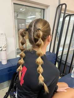 Unique Soccer Hairstyles, Hair Ideas For Game Day, Bubble Braids Outfit, Long Hairstyles Sports, Pigtail Hairstyles Volleyball, Sports Hairstyles Medium Hair, Sporty Bubble Braids, Bubble Braid Volleyball Hairstyles, High Bubble Braid Ponytail