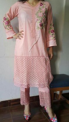 Pakistani Lace Kurta Design, Lace Design On Printed Kurti, Eid Lace Kurta With Lace Work, Crotia Lace Kurti, Pakistani Lace Kurtas Printed, Abstract Costume, Long Kurti Patterns, Style Outfits Summer, Pakistani Casual Dresses