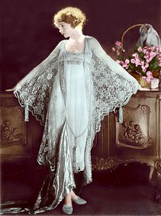 1920s lingerie Lillian Gish, Retro Mode, Roaring 20s, Old Fashion, Moda Vintage, Vintage Lingerie, Lace Gown