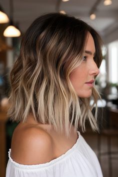 Brown Hair With Highlights On Short Hair, Short Brunette With Blonde Highlights, Rooted Blonde Short Hair, Hair Colour 2025 Trends Women, Dark Roots To Blonde Hair, Ombre Bob Brunette, Ombre Highlights For Dark Hair, Dark Roots With Blonde Highlights, Brown Balayage Lob