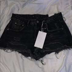 Cheap Ripped Dark Wash Shorts, Short Noir Jeans, Trendy Distressed Zara Bottoms, Zara Distressed Bottoms For Summer, Diy Jeans Ideas, Slytherin Clothes, Baggy Jeans For Women, Shorts Aesthetic, Pakistani Bridal Dress