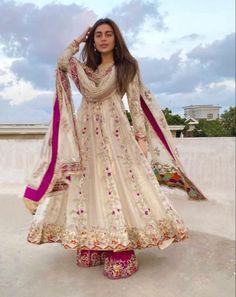 Desi Wedding Dresses, Desi Fits, Beautiful Pakistani Dresses, Desi Outfits, Desi Fashion Casual, Dresses Traditional, Indian Dresses Traditional, Traditional Indian Outfits, Desi Clothes