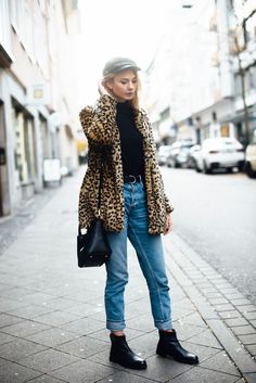 7c4ede33a62160a19586f6e26eaefacfdesc39559982ri Mom Jeans Outfit Winter, Comfy Jeans Outfit, Camel Coat Outfit, Jeans Outfit Winter, Mom Jeans Outfit, Leopard Print Coat, Miniskirt Outfits, Outfit Jeans