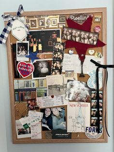 Dorm Picture Ideas, How To Collage, Bulletin Board With Pictures, Bulletin Board Aesthetic, Aesthetic Cork Board Ideas, Aesthetic Bulletin Board Ideas, Aesthetic Cork Board, Cork Board Aesthetic, Bulletin Board Ideas For Bedroom