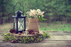 a lantern and flowers on a table with the words los faroes como tenddencia