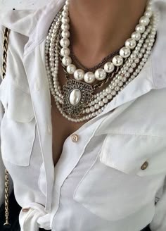 Shirt With Pearls, Home Wear Women, Wear Pearls, Mode Casual, Home Wear, Fashion Over 50, Street Styles, Jewelry Trends