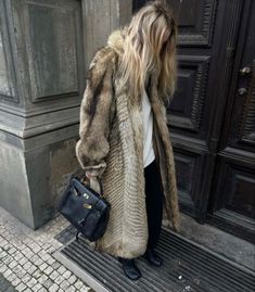 Fur Coat Street Style, Future Clothing, Fur Coat Outfit, Cosy Outfit, Fur Coat Vintage, Winter Inspo, Stockholm Style, Mob Wife, Coat Outfit