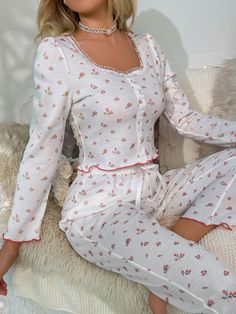 Vermelho Fofo Collar Manga Comprida  Florzinhas Conjuntos de Calça Embellished Elasticidade Média Todos Roupa de dormir e relaxar para mulher Floral Pj Pants, Women’s Pyjamas, Cute Pjamamas, Women’s Pajamas, Pj Sets Women, 90s Pjs, Romantic Pajamas, Floral Pijama, Night Clothes Pajamas