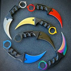 five different colored knives are arranged in a circle