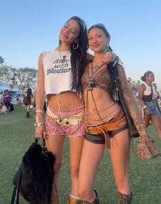 Two girls at a featival Ultra Music Festival Outfits, Summer Rave Outfits, Coachella Fits, Lollapalooza Outfit, Rave Fit, Rave Outfits Festivals, Festival Outfit Inspiration, Festival Rave Outfit