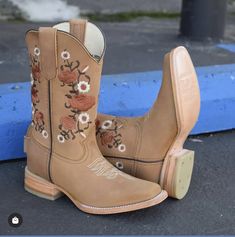 Vaquera Boots Square Toe, Boots For Quinceanera, Boots For Quince, Cute Cowboy Boots For Women, Quinceanera Boots, Ranchera Aesthetic, Women’s Cowgirl Boots, Quince Boots