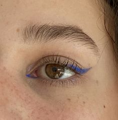 Blue Eye Makeup Eyeliner, Different Color Eyeliner, Cute Colorful Eyeliner, Eyeliner Looks With Color, Interesting Eyeliner Looks, Simple Colourful Eyeliner, Easy Blue Eyeliner, Blue Eyeliner Aesthetic, Electric Blue Eyeliner