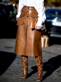 Botas Western, Pu Leather Skirt, Skirt Midi, Faux Leather Skirt, Mode Vintage, Types Of Skirts, Look Fashion, Karl Lagerfeld