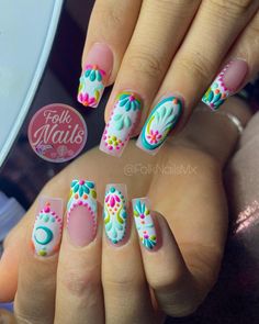 Mexican Nail Art • Arte Mexicano • Uñas mexicanas 🔮💅 Día de muertos se acerca… 🤍💫 🍀 #diademuertos #mexico #mexicanart #mexicannails… | Instagram Fiesta Inspired Nails, Colombian Nail Designs, Fiesta Themed Nails, Fiesta Nail Art, All Different Nail Designs, Pinata Nails, Spanish Nail Art, Mexican Floral Nails, Fiesta Theme Nails Mexican