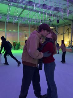 Christmas Date Ideas For Couples Christmas With A Boyfriend, Cute Christmas Pictures For Couples, Couple Goal Christmas, Couple Christmas Ideas, Cute Couple Pics Christmas, Christmas Couple Pics, Christmas Boyfriend Goals, Christmas Couple Ideas, Cute Christmas Couples