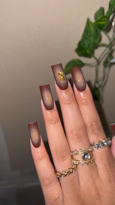 Brown Airbrush Acrylic Nails, Brown Nails Charms, Airbrush Brown Nails, Aura Fall Nails, Fall Nail Acrylic Designs, Brown Airbrush Nails, Cute Brown Nail Ideas, Brown Short Acrylic Nails, Y2k Fall Nails