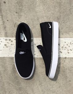 Nike Toki Slip Black White 002 Yellow Aesthetics, Checkerboard Vans, Outfit Photo, Stefan Janoski, Fresh Shoes, Hype Shoes, Womens Shoes High Heels, On The Ground, Crazy Shoes