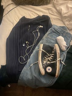 Earbuds Aesthetic, Downtown Boy, Jim Lake Jr, Blue Sweater Outfit, Converse Accessories, Jeans Converse, Sweater Jeans, Aesthetic Cool, Downtown Outfits