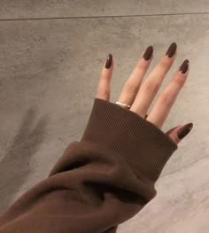 Nails For Lawyers, Nail Art Dark Academia, Brown Nail Inspo Almond, Dark Coloured Nails, Brown Nail Inspo Acrylic, Dark Brown Nails Designs, Dark Chocolate Nails, Autumn Nails Brown, Brown Nail Art