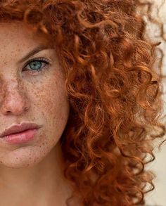 Beautiful and natural curly red hair Red Curls, Beautiful Freckles, Red Curly Hair, Luxy Hair, Beautiful Red Hair, Redhead Beauty, Redhead Girl, Ginger Hair, Curly Girl