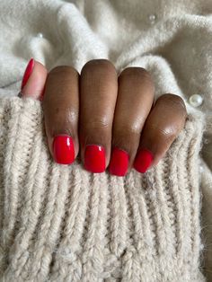 Vernis rouge sur peau noire pour un look glamour. Short Nail Manicure, Natural Nail Care, Funky Nails, Nail Trends, Nail Manicure, Beauty Make Up, Manicure And Pedicure