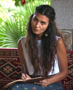 Natural Curly Hair Cuts, Tuba Buyukustun, Mermaid Hair, Hair Envy, Dark Beauty, Dream Hair, Netflix Series, Just Girl Things, Professional Hairstyles