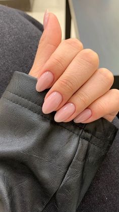 Sophisticated Nails, Money Nails, Bridesmaids Nails, April Nails, Plain Nails, Nude Nail Designs, Minimal Makeup, Gloss Labial, Almond Nails Designs