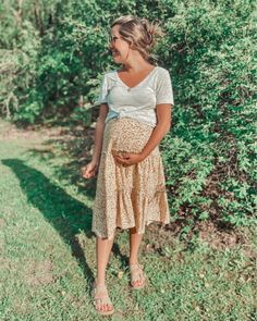 Simple Summer Maternity Outfits, Maternity Outfit Ideas Summer, Casual Maternity Photo Outfits, Summer Outfits Postpartum, Granola Pregnancy Outfits, Granola Maternity Outfit, Maternity Kimono Outfit, Cute Spring Maternity Outfits, Maternity Summer Outfits Casual