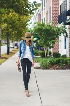 denim and neutrals outfit Spring Women Outfits, Jean Jacket Outfits, Blue Denim Jacket, Outfit Trends, Jacket Outfit, Denim Jackets, Looks Style, Mode Inspiration