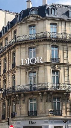 a tall building with the word dior written on it's side in french