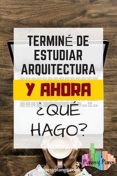 a person holding up a sign that reads, termine de estudiar arquitetura y ahora e que hago?