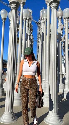 Discover effortless casual outfits that blend comfort and style for everyday wear. Perfect for any occasion, from laid-back weekends to casual outings! Outfit For Travel, Selfie Ideas Instagram, Travel Summer, Dope Outfits, Daily Fashion, Harem Pants, Two Piece Pant Set, How To Look Better