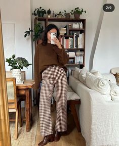 Aesthetic Trousers Outfit, Fall Teaching Outfits, Winter Teaching Outfits, Brown Pants Outfit Aesthetic, Gingham Pants Outfit, Parisian Winter Outfits, Plaid Trousers Outfit, Teaching Fits, Brown Plaid Pants