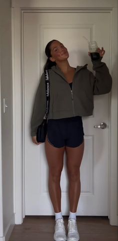 College Sporty Outfits, Cute Comfy Athletic Outfits, Comfortable Athletic Outfits, Workout Date Outfit, Lululemon Spring Outfit, Athletic Everyday Outfits, Athletic Top Outfit, Athleisure Outfits Lululemon, Aesthetic Athleisure Outfits