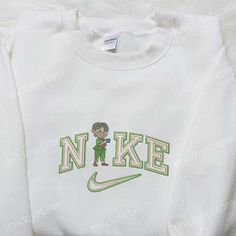 The Nike x Ellie Fredricksen Embroidered Sweatshirt is a collaboration that seamlessly merges comfort and style. Crafted with premium quality Nike Cartoon, Nike Inspired, Printable Christmas Coloring Pages, Nike Design, Embroidered Shirts, Limited Edition Shirt, Nike Brand, Sweat Shirts, Christmas Coloring