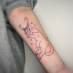 a cat tattoo on the right arm and shoulder, with stars in it's back